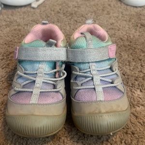 Size 7 Velcro strap tennis shoe